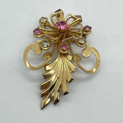 LOT 22: Vintage Gold Tone Brooch/Pin Collection