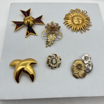 LOT 22: Vintage Gold Tone Brooch/Pin Collection