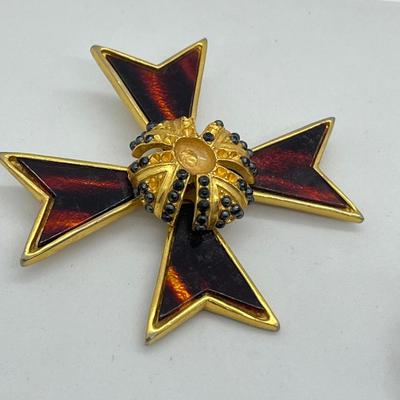 LOT 22: Vintage Gold Tone Brooch/Pin Collection