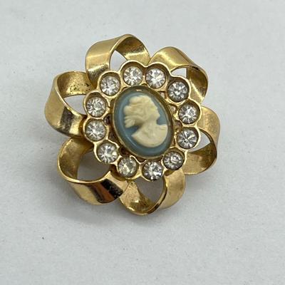 LOT 22: Vintage Gold Tone Brooch/Pin Collection