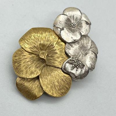LOT 22: Vintage Gold Tone Brooch/Pin Collection