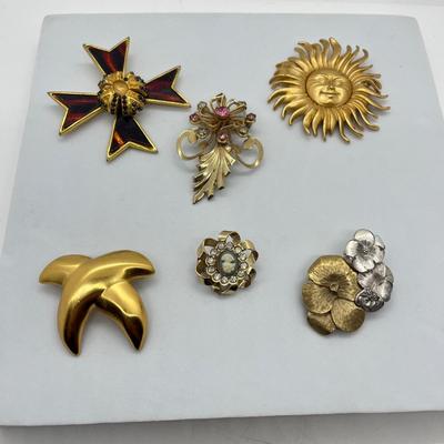 LOT 22: Vintage Gold Tone Brooch/Pin Collection