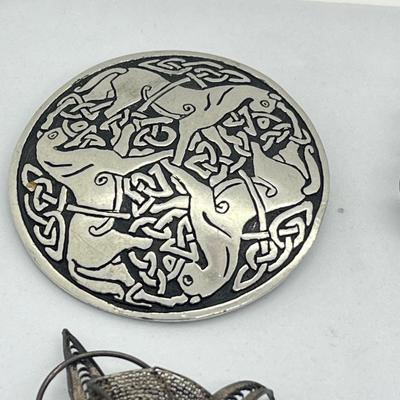 LOT 27: Vintage Brooches/Pins