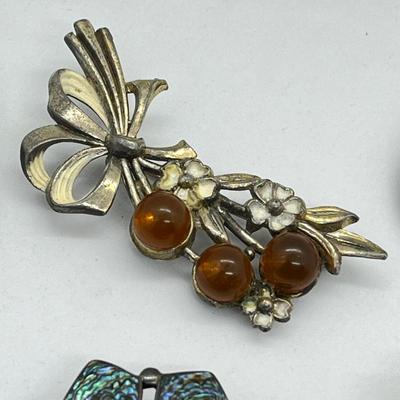 LOT 27: Vintage Brooches/Pins