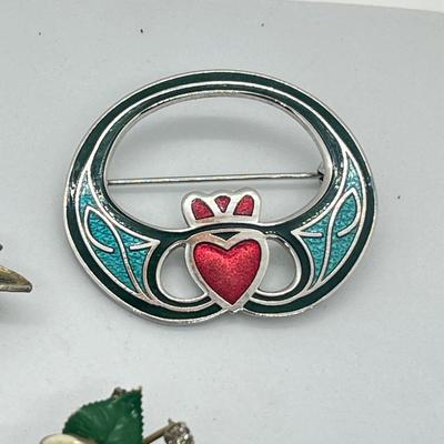 LOT 27: Vintage Brooches/Pins