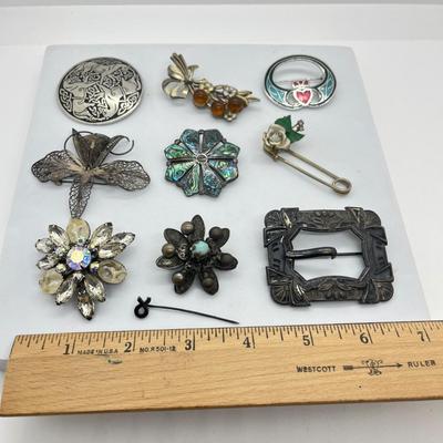 LOT 27: Vintage Brooches/Pins