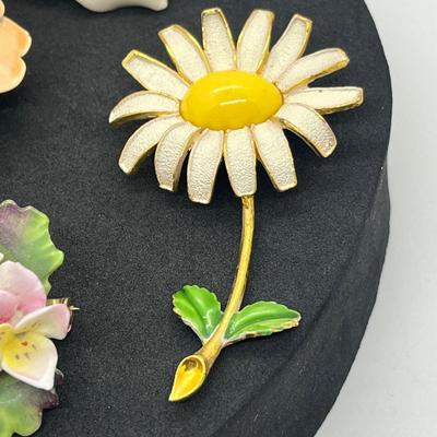 LOT 34: Beautiful Vintage Floral Brooches/Pins - Weiss and More!
