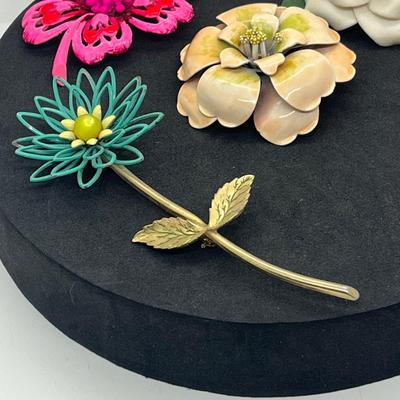 LOT 34: Beautiful Vintage Floral Brooches/Pins - Weiss and More!