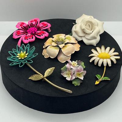 LOT 34: Beautiful Vintage Floral Brooches/Pins - Weiss and More!