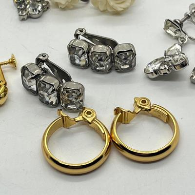 LOT 35: Pretty Vintage Pierced Earring Collection