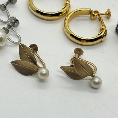 LOT 35: Pretty Vintage Pierced Earring Collection