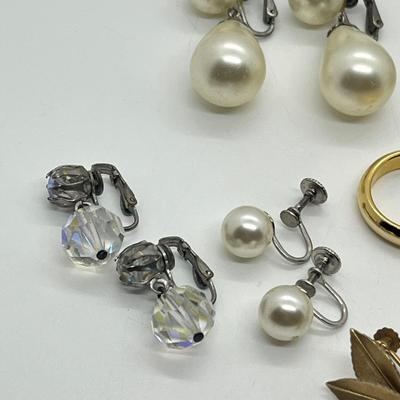 LOT 35: Pretty Vintage Pierced Earring Collection