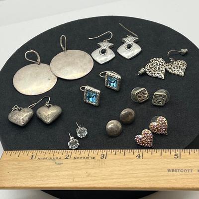 LOT 46: Vintage Pierced Earrings
