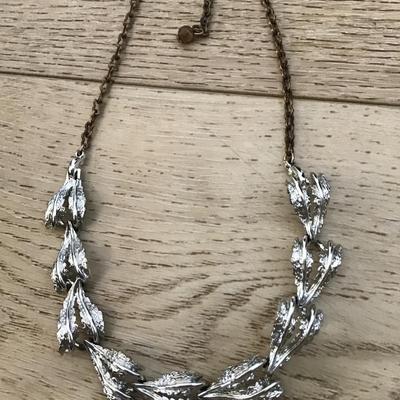 Beautiful vintage, Silver-tone leaf choker necklace