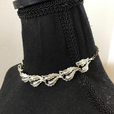 Beautiful vintage, Silver-tone leaf choker necklace