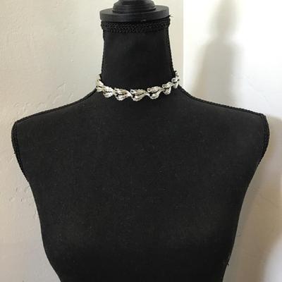 Beautiful vintage, Silver-tone leaf choker necklace