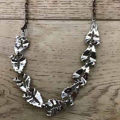 Beautiful vintage, Silver-tone leaf choker necklace