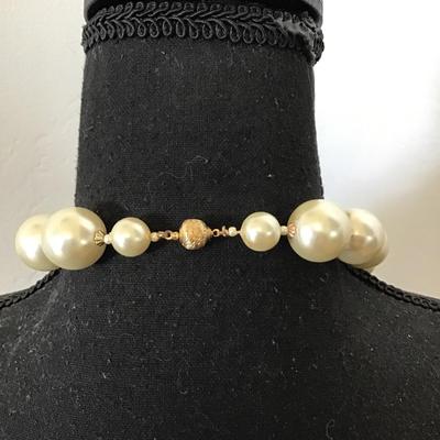 Vintage Big chunky faux Pearl statement necklace
