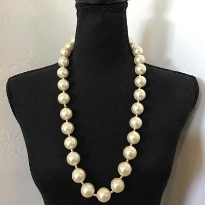 Vintage Big chunky faux Pearl statement necklace