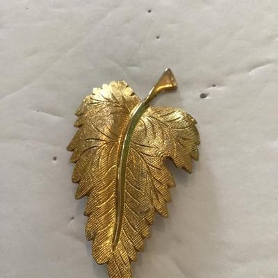 Sale Photo Thumbnail #219: Beautiful vintage, goldtone brooch. Please see attached photos.