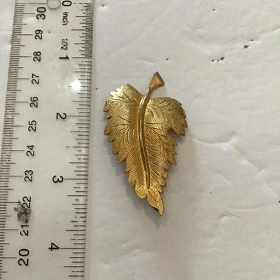 Sale Photo Thumbnail #221: Beautiful vintage, goldtone brooch. Please see attached photos.
