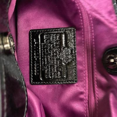 Sale Photo Thumbnail #356: zipper closure, 2 magnetic cosure pockets,
1 internal zipper pocket
with dust bag, 2 internal pockets
double handle
very good condition
14 inches wide