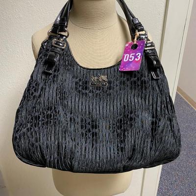 Sale Photo Thumbnail #355: zipper closure, 2 magnetic cosure pockets,
1 internal zipper pocket
with dust bag, 2 internal pockets
double handle
very good condition
14 inches wide