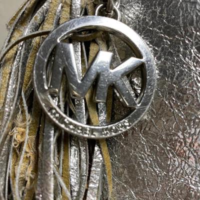 Sale Photo Thumbnail #358: zipper closure, 4 internal pockets
1 internal zipper pocket 
good condition
12 inches wide