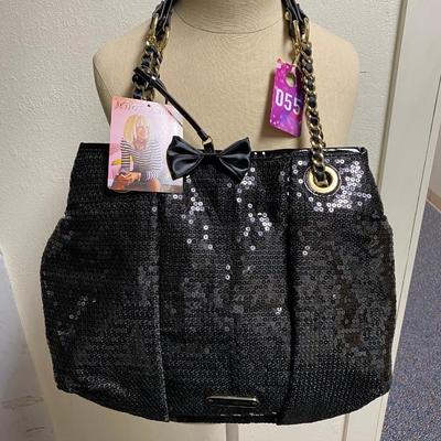 Sale Photo Thumbnail #359: New with tag
Gold chain- 2 handles
Magnet closure
2 internal pockets
1 internal zipper pocket
very good condition 
15 inches wide