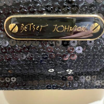 Sale Photo Thumbnail #360: New with tag
Gold chain- 2 handles
Magnet closure
2 internal pockets
1 internal zipper pocket
very good condition 
15 inches wide