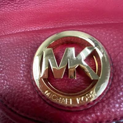 Sale Photo Thumbnail #363: 1 exterior pocket, Red, zipper closure
3 internal pockets
1 internal zipper pocket
very good condition
14 inches wide