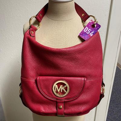 Sale Photo Thumbnail #364: 1 exterior pocket, Red, zipper closure
3 internal pockets
1 internal zipper pocket
very good condition
14 inches wide