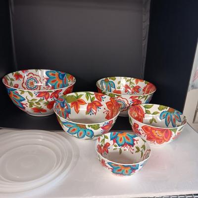 5 COLORFUL HEAVY PLASTIC NESTING BOWLS WITH RUBBER RING BOTTOMS AND LIDS