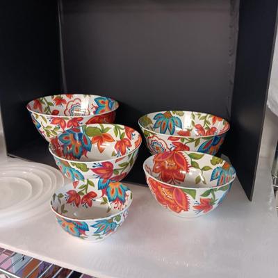 5 COLORFUL HEAVY PLASTIC NESTING BOWLS WITH RUBBER RING BOTTOMS AND LIDS