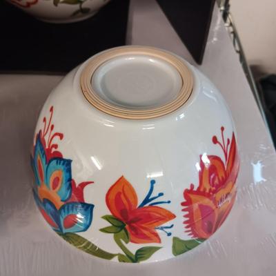 5 COLORFUL HEAVY PLASTIC NESTING BOWLS WITH RUBBER RING BOTTOMS AND LIDS