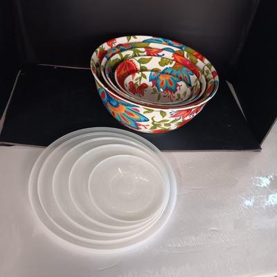 5 COLORFUL HEAVY PLASTIC NESTING BOWLS WITH RUBBER RING BOTTOMS AND LIDS