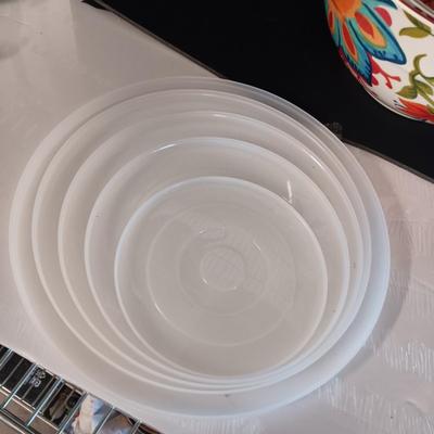 5 COLORFUL HEAVY PLASTIC NESTING BOWLS WITH RUBBER RING BOTTOMS AND LIDS