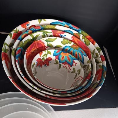 5 COLORFUL HEAVY PLASTIC NESTING BOWLS WITH RUBBER RING BOTTOMS AND LIDS