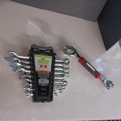 9 PC COMBINATION WRENCHES AND A TIGER WRENCH