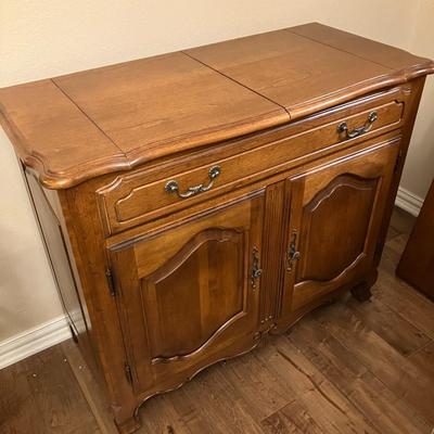 Bar/buffet table