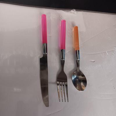 HEAVY PLASTIC COLORFUL SERVING PIECES