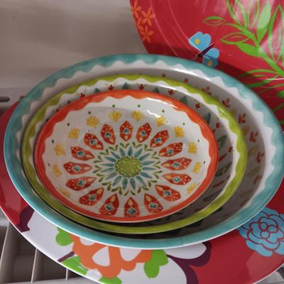 HEAVY PLASTIC COLORFUL SERVING PIECES