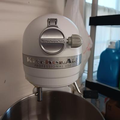 KITCHENAID PROFESSIONAL 600 STAND MIXER WITH LINEN COVER