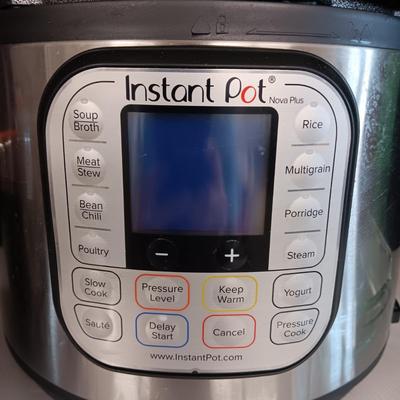 LIKE NEW INSTANT POT NOVA PLUS