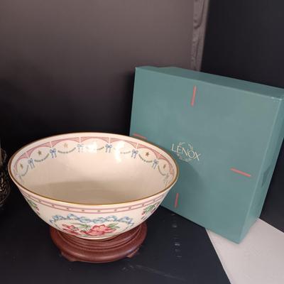 LENOX AMERICAN PRESIDENCY BICENTENNIAL BOWL AND AN ANTIQUE CRUET SET