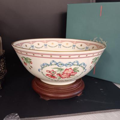 LENOX AMERICAN PRESIDENCY BICENTENNIAL BOWL AND AN ANTIQUE CRUET SET