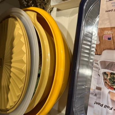Kitchen Lot - Tupperware w/ lids & Baking