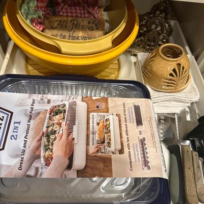 Kitchen Lot - Tupperware w/ lids & Baking