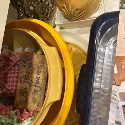 Kitchen Lot - Tupperware w/ lids & Baking