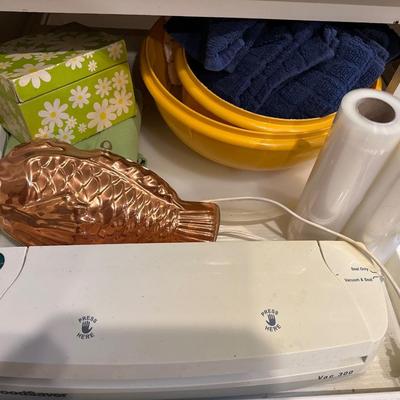 Kitchen - Tupperware Big Bowl with lids & Food Saver Lot